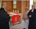 Bild: jr
Dekan Thomas Guba (links) entpflichtete Pfarrer Martin Schlenk von seinen Aufgaben. Mit im Bild Ehefrau Christine Schlenk, die aktiv im Kirchenchor und im Posaunenchor mitwirkte.