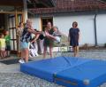 Bild: sl
Kindergartenleiterin Anita Wittmann (rechts) beobachtet mit einem lachenden und weinenden Auge den Abschied ihrer Zöglinge.