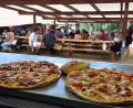 Bild: Stephan Huber
Die Festpizza ist für viele der Renner und eine italienisch-kulinarische Abwechslung zu Bratwürsten, Braten und Burger.