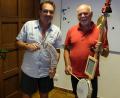 Bild: do
Zur Verwendung für die Kultveranstaltungen der Vorbacher Freidamusi finanzierte der Kulturverein mit Unterstützung des LAG Forums NeustadtPlus die Anschaffung einer Teufelsgeige, eines Instrumentenständers und von Kleininstrumenten. Es freuen sich Vorsitzender Gerd Retzer (rechts) und sein Vize Werner Meier