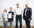 Bild: Andreas Gebert/exb
Oberstudienrat Johann Schärtl mit den beiden Schülern Luke O'Hanlon und Vincent Komraus aus der Begabtenklasse des Kepler-Gymnasiums bei der Preisverleihung in München. Ludwig Spaenle (rechts) gratuliert als Antisemitismus-Beauftragter der Bayerischen Staatsregierung.