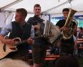 Bild: Renate Hilbuger/exb
Beim Bayerischen Abend des SV Altenstadt bei Vohenstrauß sorgen die Musiker von „Kreitz&Quer“ für super Stimmung im Festzelt.