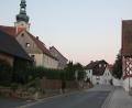 Bild: kro
Die Höchstgeschwindigkeit auf der Ortsdurchfahrt in Bad Neualbenreuth soll auf 30 km/h beschränkt werden. Die Begrenzung würde auf Höhe des Kindergartens (rechts) beginnen.