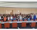 Bild: KJR Tirschenreuth, Jürgen Preisinger/exb
Die Klassen 8a und 8b der Mädchenrealschule Waldsassen mit ihren Lehrern Michael Arbter und Verena Pentner, Mitglieder der Jugendräte aus dem Landkreis Tirschenreuth und KJR-Vorsitzender Jürgen Preisinger trafen Sozialministerin Ulrike Scharf (Zweite von rechts).