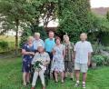 Bild: fks
Viele Gratulanten fanden sich am 80. Geburtstag von Robert Menzel (vorne sitzend) in dessen Haus ein, um mit ihm dessen runden Geburtstag zu feiern.