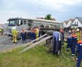Bild: kki
Ein großer Unfall ist in Schirmitz simuliert worden. Es gilt, die Verletzten zu bergen. Die jungen Feuerwehrleute müssen Autoscheiben aufsägen, der Rettungsspreizer kommt zum Einsatz.