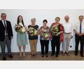 Bild: ads
Pfarrer Josef Irlbacher (links), Pfarrgemeinderatssprecher Martin Bergmann und Kirchenpfleger Martin Nagler (von rechts) verabschieden Daniele Görlich, Maria Kraus, Rosalinde Meier und Annemarie Igl (ab Zweite von links).