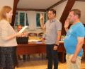 Bild: pi
Bürgermeisterin Marina Hirnet vereidigt Stefan Frischholz (rechts) und Achim Helgert als Feldgeschworene.