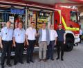 Bild: mfh
Die Fahrzeugübergabe und -segnung vollziehen (von links) Kommandant Jürgen Schloß, Feuerwehr-Vorsitzender Hans König, Berthold Kilian von der Firma Fire & Safety Kilian, Bürgermeister Michael Göth, Diakon Peter Bublitz und Pfarrer Daniel Götzfried.