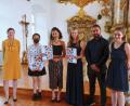 Bild: Nicole Graßer/exb
Die besten Absolventen der 9. Jahrgangsstufe (von links): Konrektorin Michaela Cordts, Lalitphat Rakham (1,8), Emmalee Pitts (2,3), Joleen Rudat (2,3), Lehrkräfte René Thanabalan und Sina Neidl.
