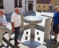 Bild: bl
Die Bürgermeister (vorne von links) Frank Zeitler, Richard Tischler und Josef Deichl appellieren zusammen mit den Wasserwarten Stephan Lobinger (Pfreimd) und Erwin Lobinger (Nabburg) (rechts) an die Bürger, Trinkwasser zu sparen. Ebenso wie Pfreimd hat Nabburg vor wenigen Tagen wegen der Knappheit die Springbrunnen (im Bild der Brunnen vor dem Rathaus) stillgelegt.
