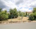 Bild: bjp
Der kleine Obstgarten zwischen Sportplatzsiedlung und Bahnhofstraße soll nicht für Parkplätze versiegelt, sondern als ökologisch nützliche parkartige Grünfläche erhalten werden.