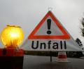 Symbolbild: Patrick Seeger/dpa
Ein Warndreieck mit der Aufschrift "Unfall" warnt Verkehrsteilnehmer.
