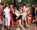 Bild: R. Kreuzer
Die Schwimmerin übergibt beim Dreikampf der Schulen den Haargummi an die verhinderte Radlerin ihres Teams, die ihn nach 1500 Metern an der DJK-Brücke an die Läufer weiterreicht.
