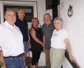 Bild: fvo
Anneliese Geitner (rechts) feiert gelassen im Kreise ihrer Familie ihren 80. Geburtstag. Für die Marktgemeinde gratuliert Zweiter Bürgermeister Roman Bauer (links).