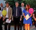 Bild: R. Kreuzer
Die Schulbesten der Gustl-Lang-Schule von links: Burak Kocak, stellvertretender Schulleiter Bernhard Miedl, Julian Ebnet, Jonas Kollinger, Schulmitarbeiter Thomas Kostial, Vanessa Zeidler und Simon Kreuzer.