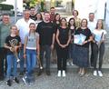 Bild: ptr
Das neu gewählte Vorstandsteam der Blaskapelle Teunz mit Dirigenten Stefan Karl (links) und drei Nachwuchsmädchen.