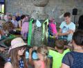 Bild: flt
Die Kinder und Jugendlichen schmückten im Verlauf des Gottesdienstes den wieder zum Laufen gebrachten Brunnen im Kirchhof.