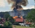 Bild: Alexandra Fruth/exb
In Schwand bei Freudenberg brennt es am frühen Donnerstagabend auf einem landwirtschaftlichen Anwesen.