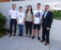Bild: Markus Lacher/exb
Klassenleiter Bernhard Hirsch (rechts) freut sich mit Schulleiter Markus Lacher (links) mit den drei Schulbesten der R9 (von rechts): Fabian Kummer, Aulona Meta, Markus Ehbauer.