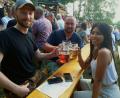 Bild: tk
Martin Niebler (Mitte) feiert traditionell auf dem Annabergfest in Sulzbach-Rosenberg. Hier stößt er mit seinen Freunden Alexander Schmid (links) und Angkhana Haußler an.
