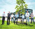 Bild: IGZ/exb
Ronald Türk (IGZ, von links), Stephan Schreiner, Florian Herold (beide Grammer), Christian Weiß, Johannes Zeitler (beide IGZ), Michael Forster und Klaus Linders (beide Grammer) bei der Baumpflanzung auf dem IGZ-Campus in Falkenberg.