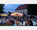 Bild: mab
Alles, was das Herz begehrt, war bei der Sommerserenade vor der Kulisse der Pfarrkirche geboten: Eine frische Halbe mit Brotzeit und Musik, passend zur traumhaften Sommernacht.