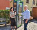 Bild: Lowak
Büchereileiterin Gisela Kreisel und Bürgermeister Robert Lindner freuen sich über die neue Bücherzelle auf dem Flosser Marktplatz.
