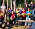 Bild: Renate Bauer-Zölch/exb
Bei strahlendem Sonnenschein wurden langjährige Mitarbeiterinnen der Ergotherapie-Praxis von Kurt und Karin Robl geehrt. Das Foto entstand am Spielplatz im Mühlbachpark, unterhalb des Katholischen Pfarrzentrums. Dort ist die Praxis im zweiten Stock untergebracht. Im Bild: (von links) Stefanie Werner, Barbara Wangel, Nadja Schneider-Rubner sowie (von rechts) Kurt und Karin Robl.