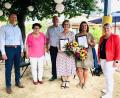 Bild: Mariella Kramer/exb
Auszeichnung der besonderen Art: Hildegard Legat (Dritte von rechts) und Irmgard Merkl (Zweite von rechts) erhielten die Ehrennadel in Silber von der Vorsitzenden des Landesverbandes der Lebenshilfe Bayern, Barbara Stamm (Zweite von links). Mit ihnen freuten sich Geschäftsführerin Katrin Panek (rechts) sowie der Vorsitzende Eduard Freisinger und sein Stellvertreter Bernhard Vahle (links).