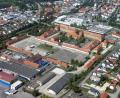Luftbild: Georgi
Die Leopoldkaserne aus der Luft. Die Stadt Amberg würde das mehr als zehn Hektar große Gelände am Bergsteig gerne kaufen und entwickeln. Doch das Bundesfinanzministerium bremst immer noch.