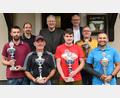 Bild: gf
Die erfolgreichsten Darter der Dartliga Amberg-Sulzbach (vorne von links): Liga-Leiter Michael Stümpfl, Peter Dechant, Matthias Meyer, Helmut Knoll und Johannes List; (hinten von links) Dartliga-Vorsitzender Daniel Birkholz, Landrat Richard Reisinger und Hahnbachs Bürgermeister Bernhard Lindner.
