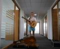 Bild: Lorenz, Kira [knz]
Matthias Wolf hat eigentlich nur Musik-Lehramt studiert, damit er den ganzen Tag Gitarre spielen kann.