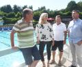 Bild: Gabi Schönberger
Zufriedene Gesichter nach dem klärenden Gespräch im Freibad Pleystein, von links: TV-Vorsitzender Klaus Nigg, zweite Bürgermeisterin Andrea Lang, Schwimmmeister Hubert Rewitzer und Bürgermeister Rainer Rewitzer.
