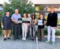 Bild: Mariella Kramer/exb
Von links: Winfried Rudrof (Pate), Eduard Freisinger (Vorsitzender der Lebenshilfe Amberg-Sulzbach), Lora, Noah und Ghufran (Schüler der Klasse B5), Konrektorin Rita Heiß, Martin Merkl (Bezirksjugendring Oberpfalz).