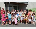 Bild: ak
Ein paar Tränen, aber viele Blumen und Dankeschön für zwei Jahrzehnte Übungsleitertätigkeit gab es für Diana Biersack (vorne kniend mit Blumen) beim Abschied vom Kinderturnen. Nun können sich Frauen auf neue Angebote von ihr freuen.