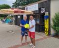 Bild: Stefan Pelz/exb
Pelz Harald (rechts) übergab im Namen der Wasserwacht Mitterteich Warnwesten an die Grundschule Mitterteich, vertreten durch Hans Eichhammer.
