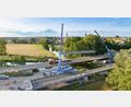 Bild: Drohnenbilder-Weiden, Peter Wurm/exb
Ein Kran hebt ein weiteres Stahlteil für die Behelfsbrücke (vorne) über die Haidenaab bei Mantel ein. Die zweite Brücke dahinter ist die eigentliche alte Haidenaabbrücke. Sie soll im August abgerissen werden.