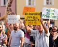 Bild: Soeren Stache/dpa
Es gab zudem Pfiffe und Buhrufe, viele Bürger riefen Habeck zu: „Hau ab“.