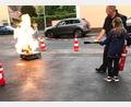 Bild: Grundschule Mitterteich/exb
Bestandteil einer Brandschutzschulung für Drittklässler vor dem Gerätehaus der Feuerwehr Mitterteich waren auch Löschübungen.