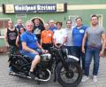 Bild: ige
Die neue OVC-Führung: (hintere Reihe, von links)Georg Stiehl, Erich Gaham, Andreas Koller, Jürgen Seebauer, Robert Frankl, Tobias Kerscher, (vorne, von links) Annette Wenzel, Uwe Heckel, Gabi Langhans und auf dem Oldtimer OVC-Vorsitzender Walter Langhans.