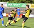Archivbild: Hubert Ziegler
Chancen hatte der FC Amberg (im Bild rechts Marcel Hack und in der Mitte Philipp Götz) einige, in den drei Spielen bisher erzielte er aber nur einen einzigen Treffer.
