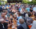 Bild: krb
Die Stadtkapelle spielt bei der Serenade in Neustadt zünftig auf.