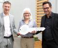 Bild: lst/exb
Architekt Peter Hilgarth (rechts) überreicht an HPZ-Vorstandsvorsitzenden Christian Stadler und an die stellvertretende Aufsichtsratsvorsitzende Daisy Brenner nicht nur offiziell den Schlüssel für das Kinder- und Jugendwohnen „Am Kleefeld“, sondern auch einen Spendenscheck über 2500 Euro.