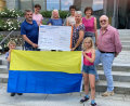 Bild: bey
Der Schnupferclub Parkstein mit seinem Vorsitzenden Alfred Götz (links) stellt für den Erwerb von Unterrichtsmaterial für die ukrainischen Mitbürger und Mitbürgerinnen eine Spende von 1000 Euro zur Verfügung.