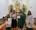 Bild: gz
Pfarrer Erwin Bauer dankt der langjährigen Ministrantin Julia Bauriedl für ihren bewährten Dienst am Altar. Da nicht alle ausscheidenden Gottesdiener anwesend sein konnten, werden die Dankesworte und Urkunden nachgereicht.