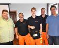 Bild: no
Bei der Übergabe des Defibrillators: (von links): Bürgermeister Dieter Dehling, Christian Meister, Henrik Huber, Mathias Elterlein und Zweiter Bürgermeister Benjamin Hiltl.