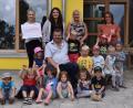 Bild: Stadt Schönsee/exb
Der Ausflug ist gesichert: Bürgermeister Reinhard Kreuzer übergab die Spende an das Kindergartenteam.
