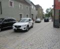 Bild: fg
Die Fahrbahn im Bereich des Pfabecks in Hirschau weiter zu verengen, um den linken Gehweg verbreitern zu können, findet im Bauausschuss keine Mehrheit. Dort komme es jetzt schon zu Problemen im Begegnungsverkehr, ist die Begründung.
