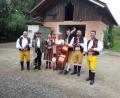Bild: Barbara Ruhland/exb
Karl Fleißer (Zweiter von links) mit der Dudelsackkapelle aus Ledce.in Tschechien, die dem Jubilar zum Festtag aufspielte.